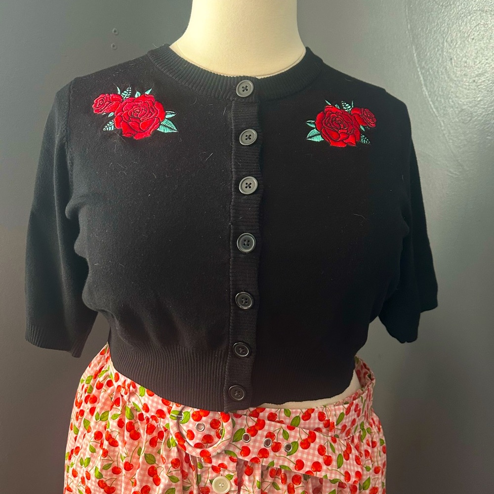 NWOT Torrid Retro cropped sweater size 3X - never worn. Black